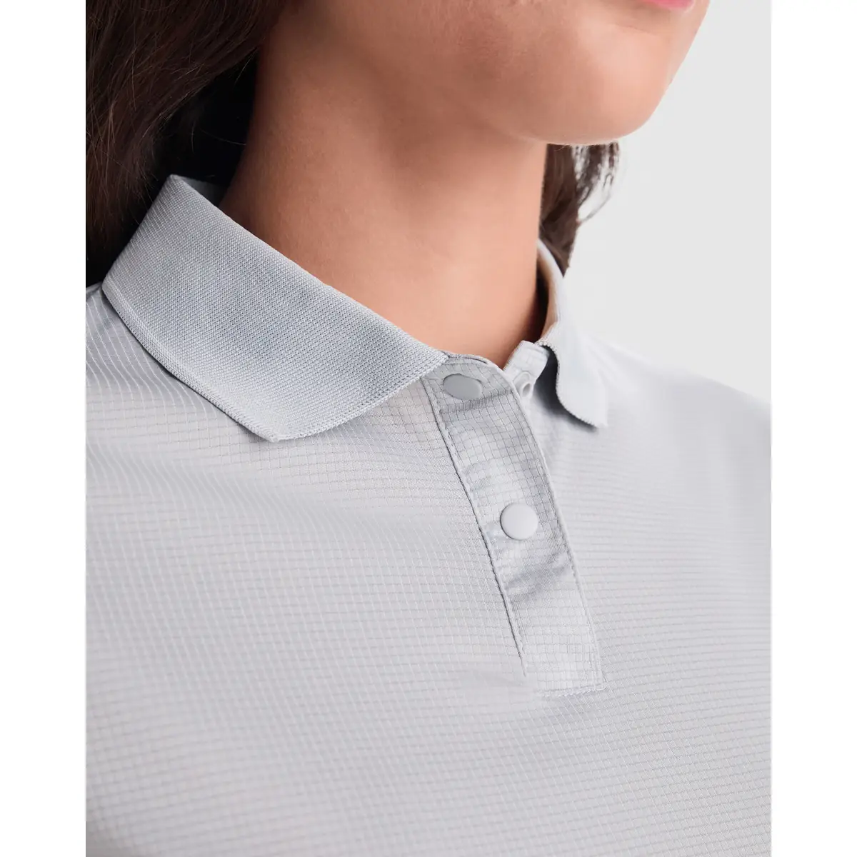 Polo técnico reciclado mujer Roly TORMO WOMAN 8 Polo Roly TORMO WOMAN en gris, detalle del cuello y la tapeta