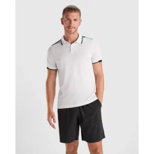 Polo Roly TAMIL en blanco y negro, vista frontal con modelo