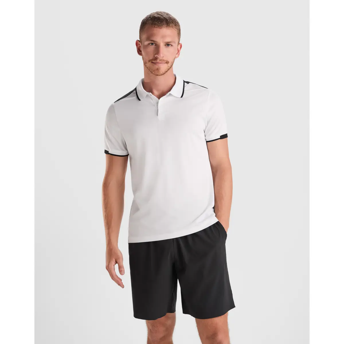 Polo técnico bicolor Roly TAMIL 1 Polo Roly TAMIL en blanco y negro, vista frontal con modelo