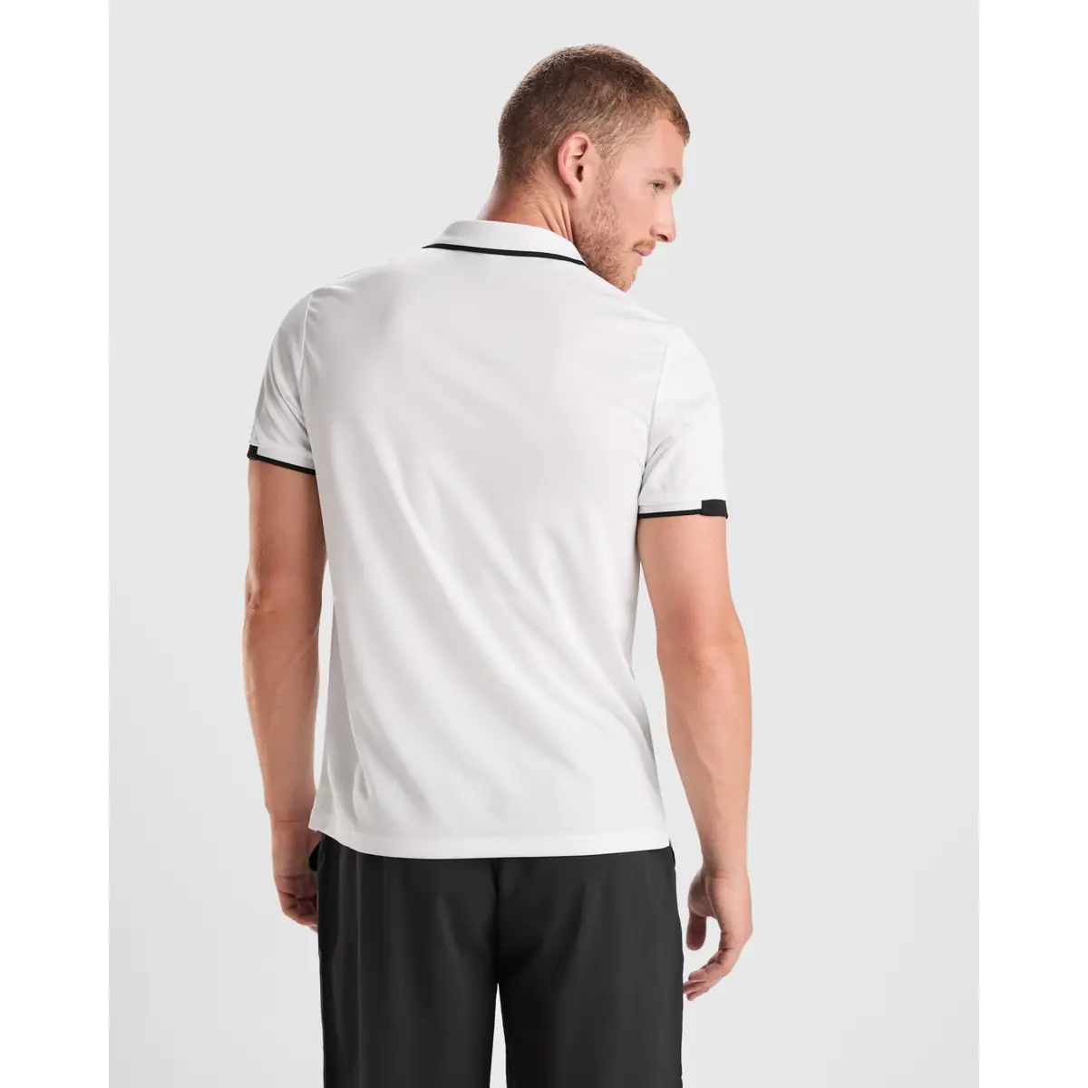 Polo técnico bicolor Roly TAMIL 23 Polo Roly TAMIL en blanco y negro, vista trasera con modelo