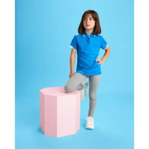 Polo Roly TAMIL en azul royal y blanco, vista frontal con modelo infantil