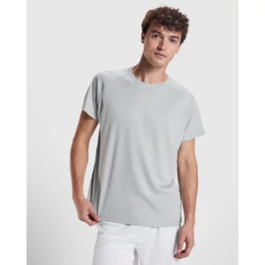 Camiseta Roly 0407 de manga corta en gris claro, vista frontal sobre un modelo.