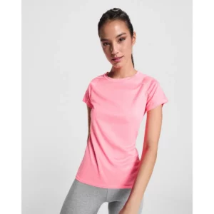 Camiseta Roly 0408 de manga corta en rosa, vista frontal sobre una modelo.