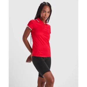 Polo Roly TAMIL WOMAN en rojo y blanco, vista frontal con modelo