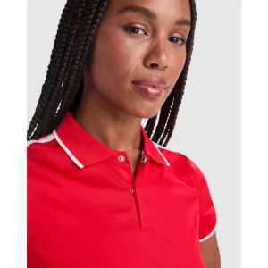 Polo Roly TAMIL WOMAN en rojo y blanco, detalle del cuello y la tapeta con ribetes blancos