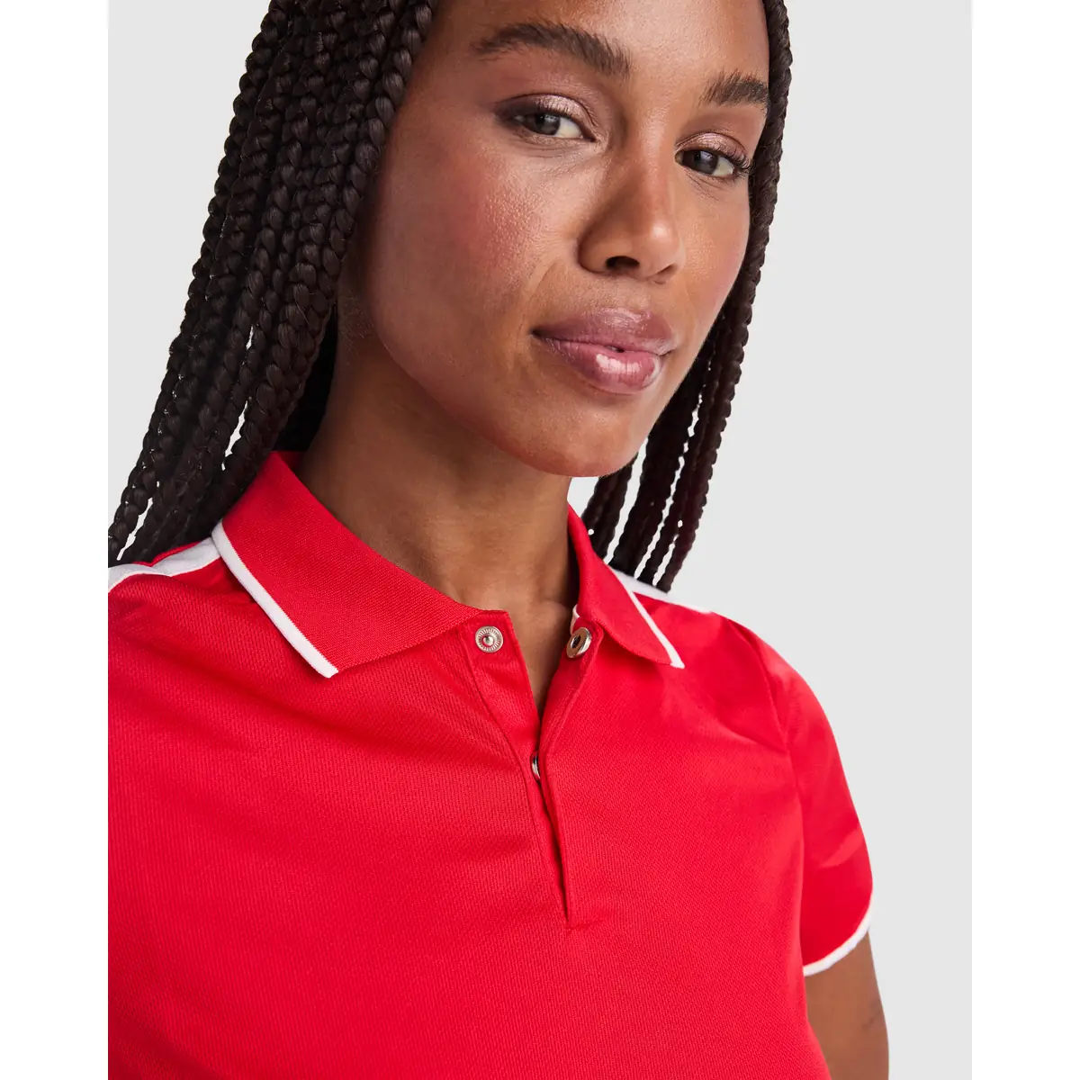 Polo técnico bicolor mujer Roly TAMIL WOMAN 2 Polo Roly TAMIL WOMAN en rojo y blanco, detalle del cuello y la tapeta con ribetes blancos
