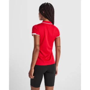 Polo Roly TAMIL WOMAN en rojo y blanco, vista trasera con modelo