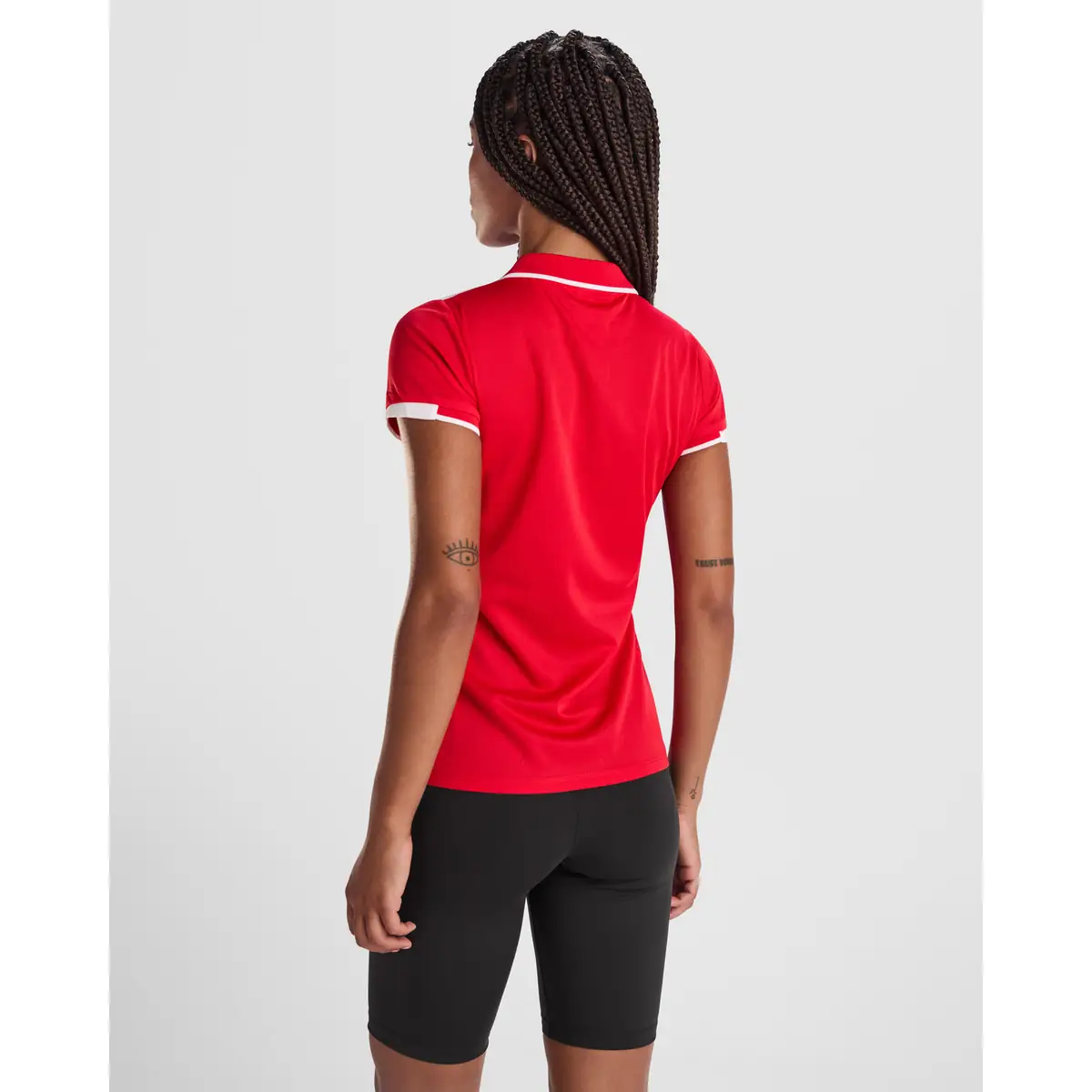 Polo técnico bicolor mujer Roly TAMIL WOMAN 23 Polo Roly TAMIL WOMAN en rojo y blanco, vista trasera con modelo