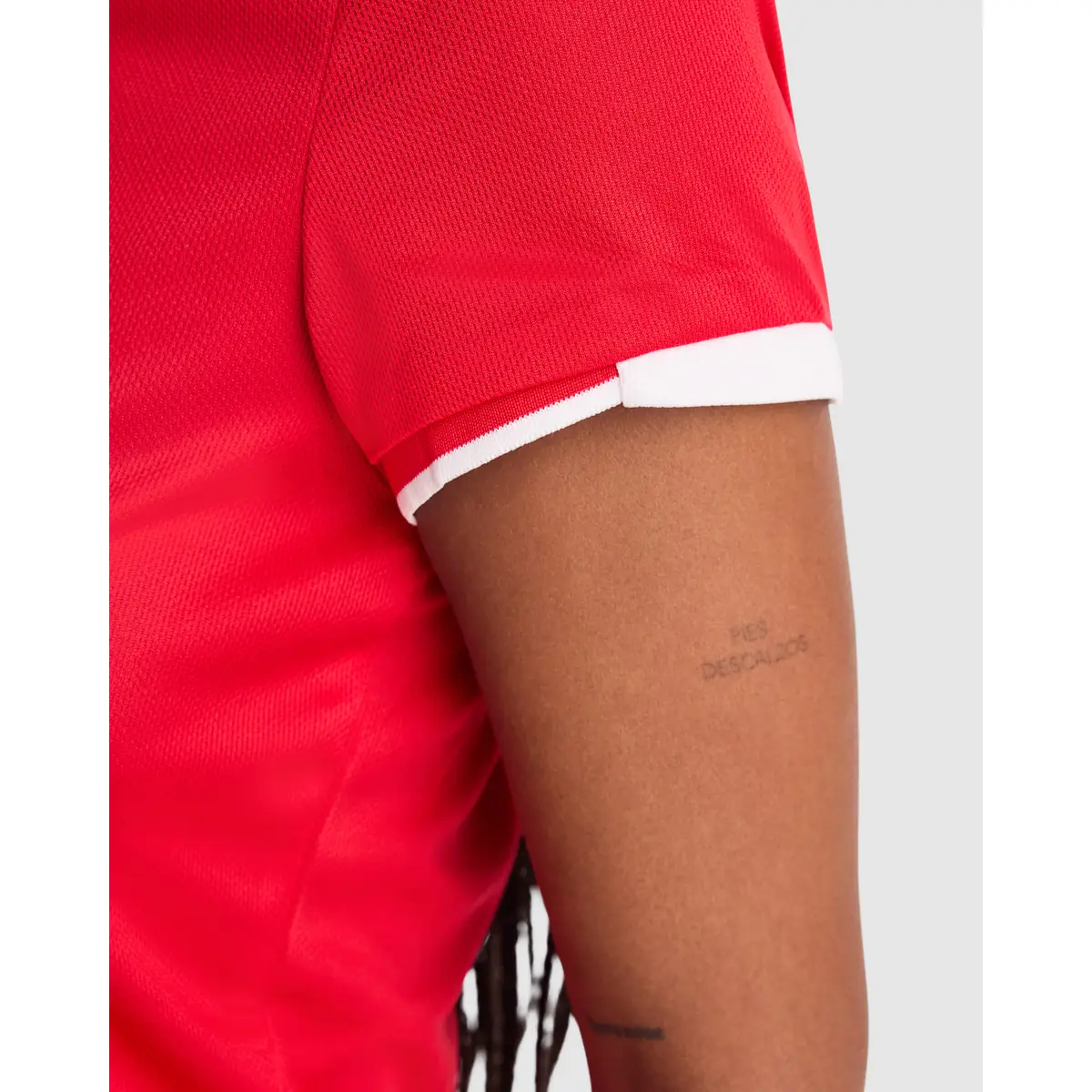 Polo técnico bicolor mujer Roly TAMIL WOMAN 24 Polo Roly TAMIL WOMAN en rojo y blanco, detalle de la manga con ribete blanco