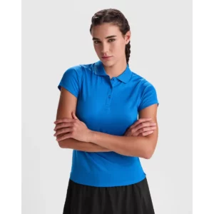 Polo Roly MONZHA WOMAN en azul royal, vista frontal con modelo