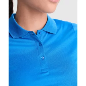 Polo Roly MONZHA WOMAN en azul royal, detalle del cuello y la tapeta