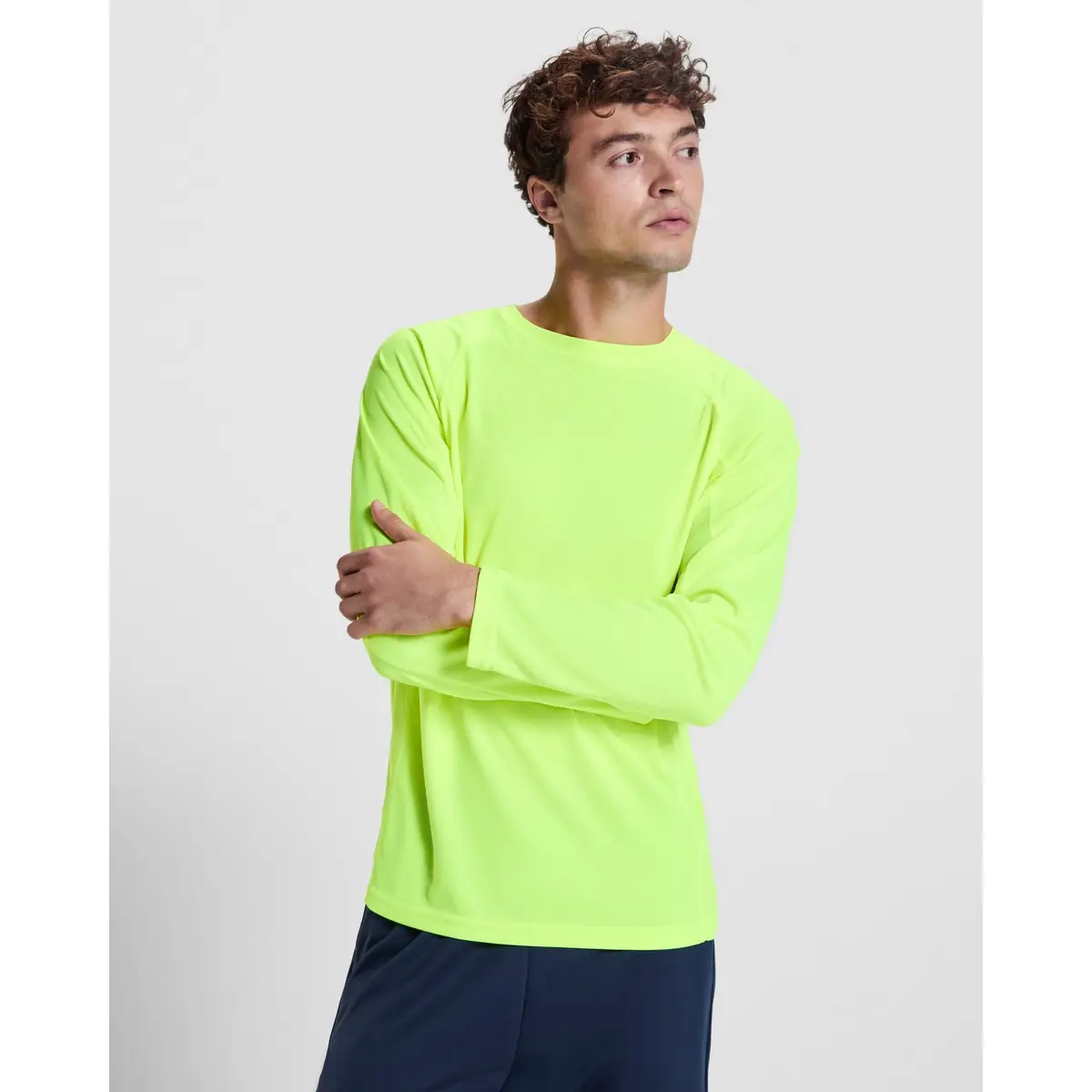 Camiseta técnica Hombre Roly MONTECARLO L/S 1 Camiseta Roly 0415 de manga larga en verde lima, vista frontal sobre un modelo.