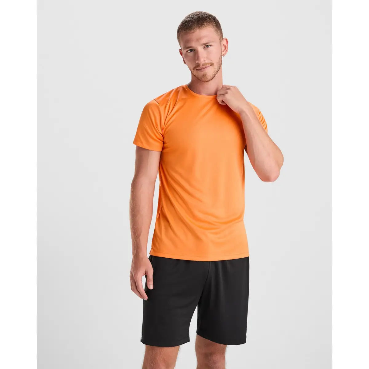 Camiseta técnica de manga corta Unisex Roly DAYTONA 1 Camiseta Roly 0420 de manga corta en naranja, vista frontal sobre un modelo.