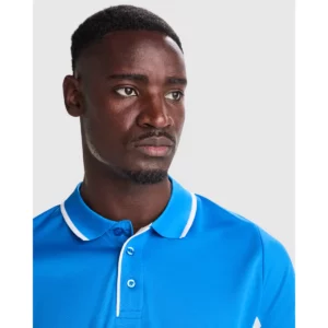 Polo Roly MONTMELO en azul royal y blanco, detalle del cuello y la tapeta