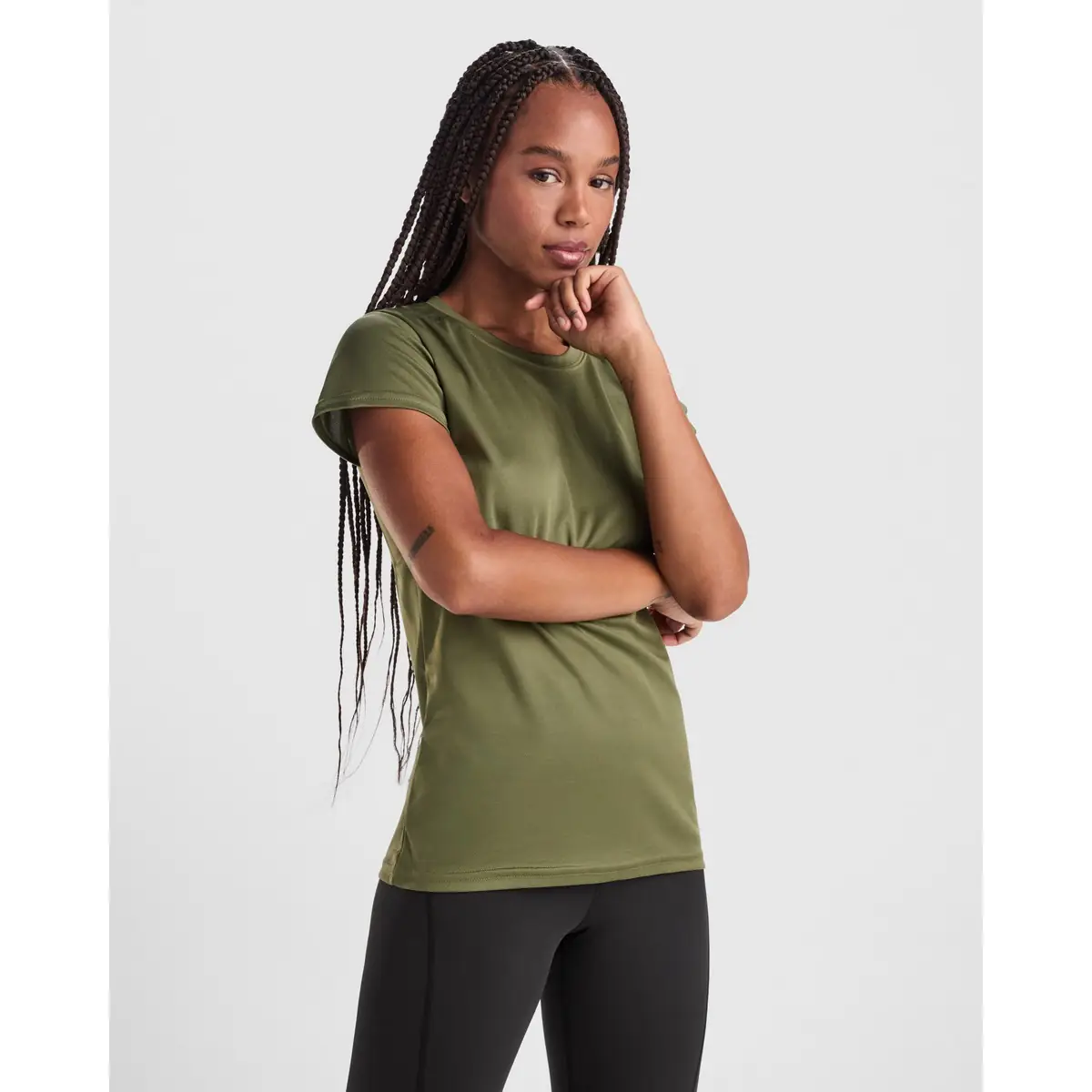 Camiseta técnica de manga corta Mujer Roly MONTECARLO WOMAN 1 Camiseta Roly 0423 de manga corta en verde oliva, vista frontal sobre una modelo.