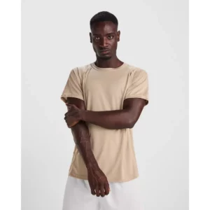 Camiseta Roly 0425 de manga corta en beige, vista frontal sobre un modelo.