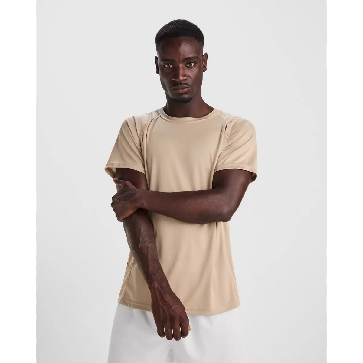 Camiseta técnica Hombre Roly MONTECARLO 1 Camiseta Roly 0425 de manga corta en beige, vista frontal sobre un modelo.