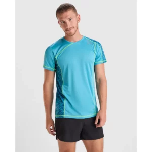 Camiseta Roly 0426 de manga corta en turquesa con detalles verde lima, vista frontal sobre un modelo.