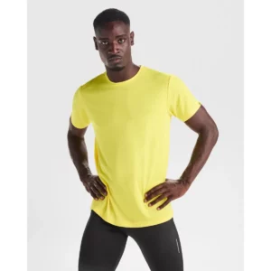 Camiseta Roly 0427 de manga corta en amarillo, vista frontal sobre un modelo.