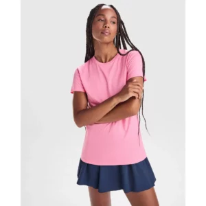 Camiseta Roly 0431 de manga corta en rosa, vista frontal sobre una modelo.