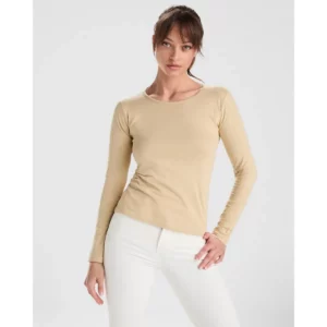 Camiseta Roly 1218 de manga larga en beige, vista frontal sobre una modelo.