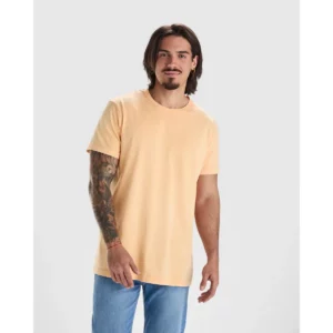 Camiseta Roly 2200 de manga corta en melocotón claro, vista frontal sobre un modelo.