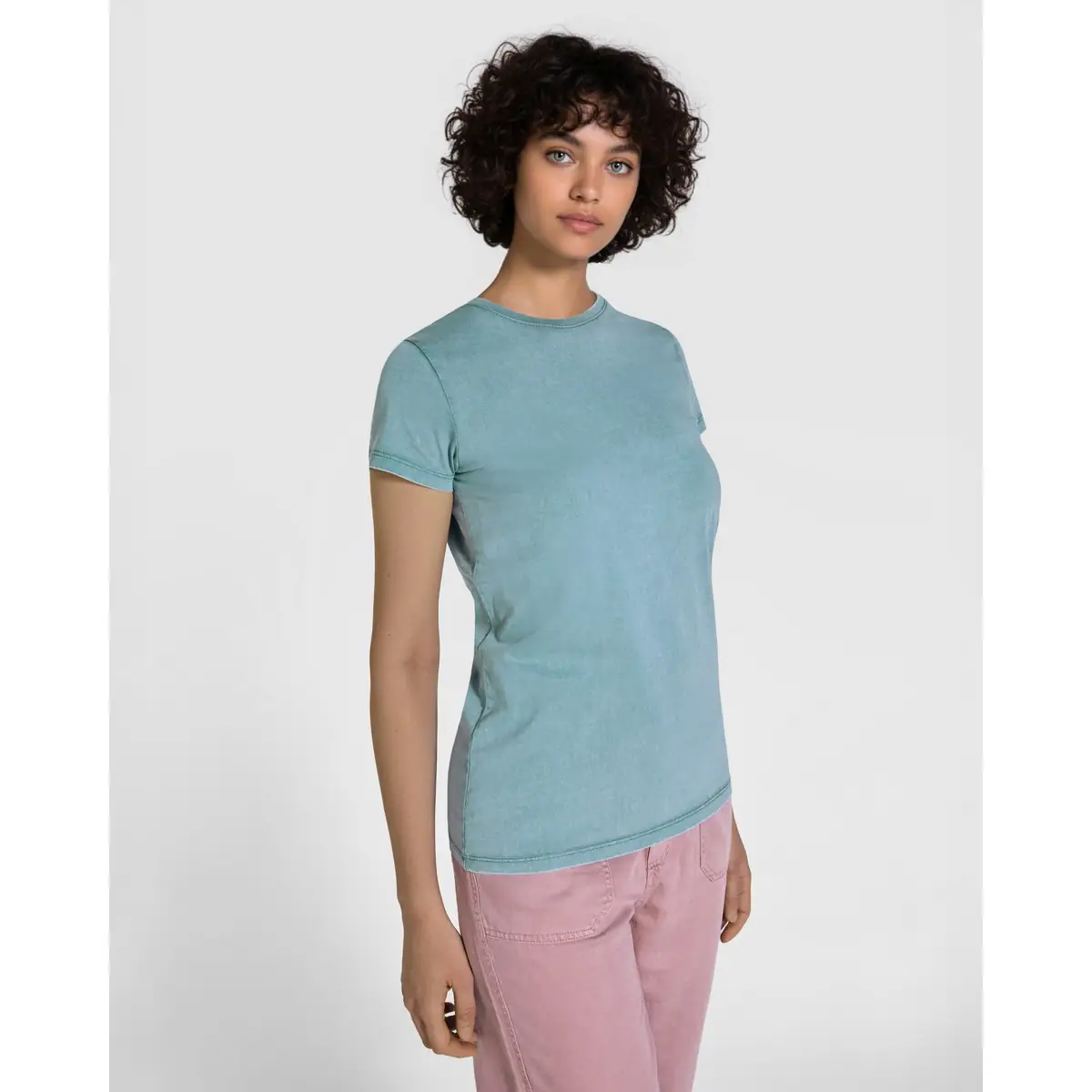 Camiseta de manga corta Mujer Roly FIYI 1 Camiseta Roly 2201 de manga corta en azul verdoso, vista frontal sobre una modelo.