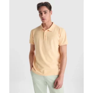 Polo Roly COBAIN en papaya claro lavado, vista frontal con modelo