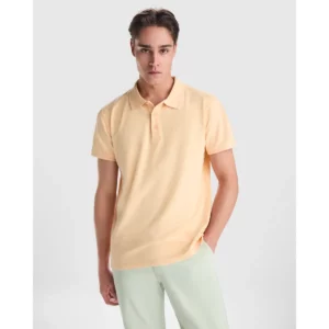 Polo Roly COBAIN en papaya claro lavado, vista frontal con modelo