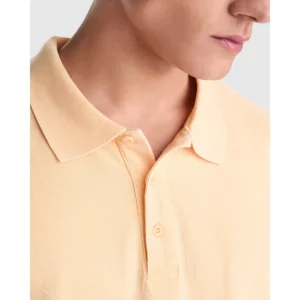Polo Roly COBAIN en papaya claro lavado, detalle del cuello y la tapeta