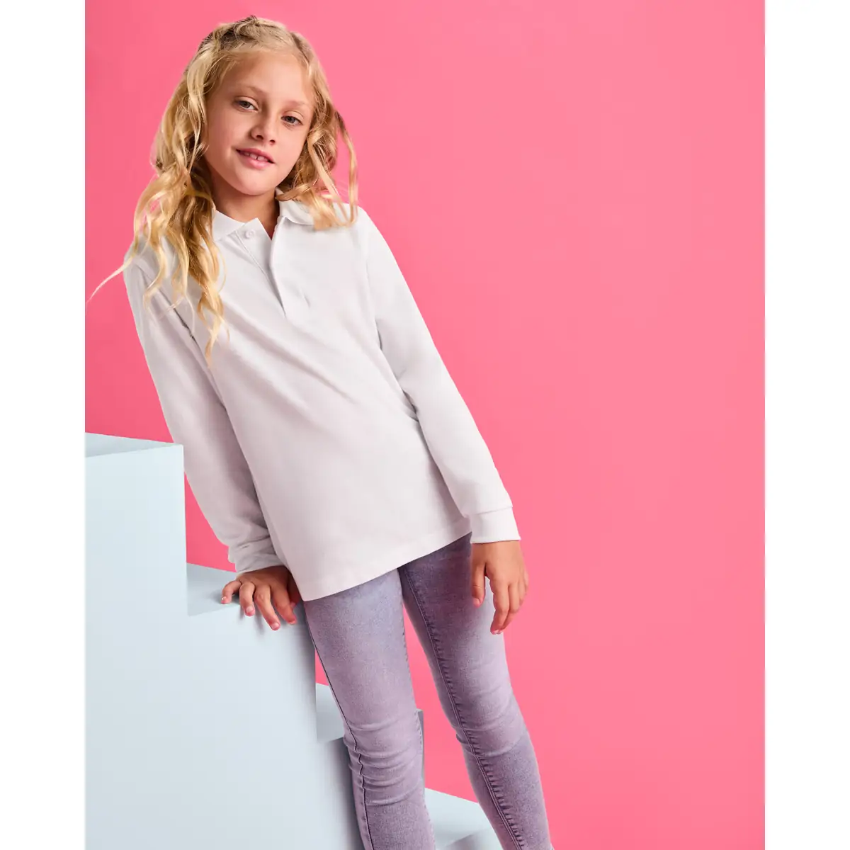 Polo escolar manga larga Roly CARPE CHILD 2 Polo Roly CARPE CHILD en blanco de manga larga, vista frontal con modelo