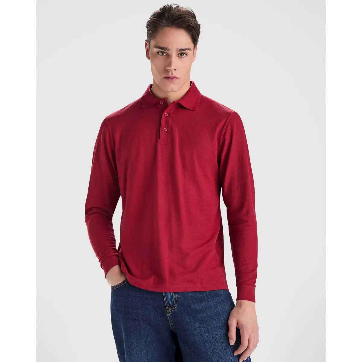 Polo piqué hombre manga larga Roly CARPE 1 Polo Roly CARPE en granate de manga larga, vista frontal con modelo