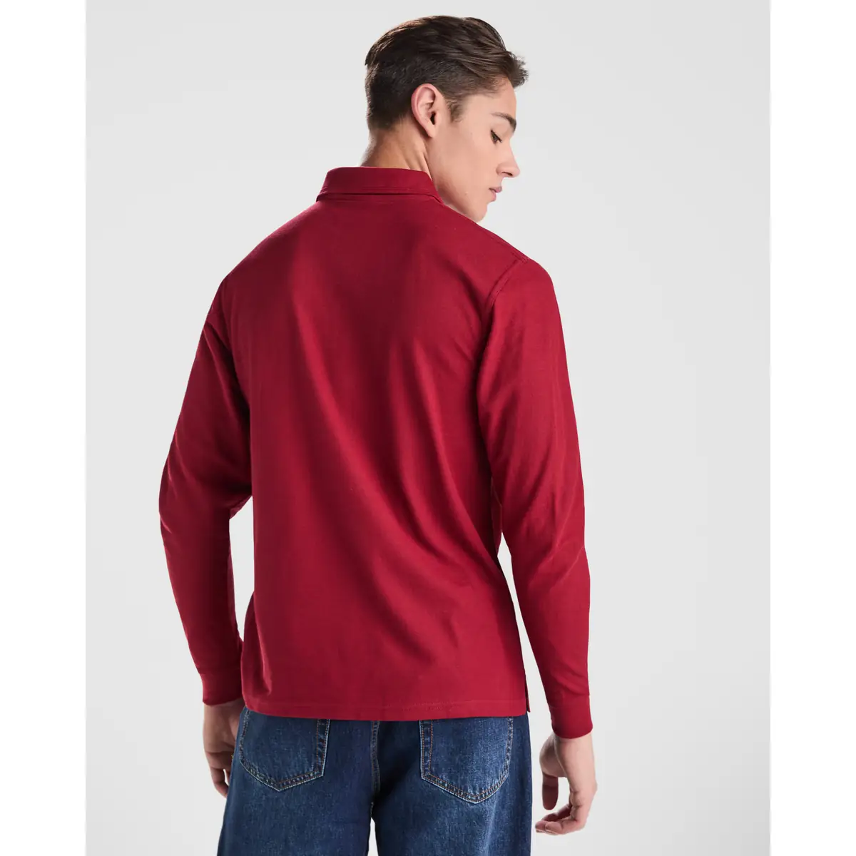 Polo piqué hombre manga larga Roly CARPE 2 Polo Roly CARPE en granate de manga larga, vista trasera con modelo