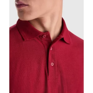 Polo Roly CARPE en granate, detalle del cuello y la tapeta