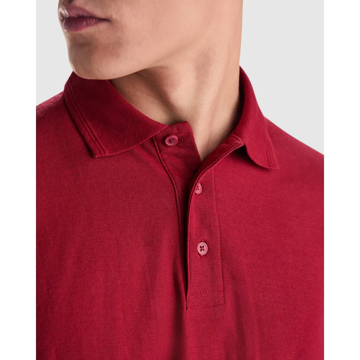 Polo piqué hombre manga larga Roly CARPE 8 Polo Roly CARPE en granate, detalle del cuello y la tapeta