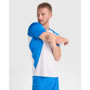 Camiseta Roly 6399 de manga corta en blanco y azul, vista de tres cuartos sobre un modelo.