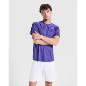 Camiseta Roly 6401 de manga corta en morado, vista frontal sobre un modelo.