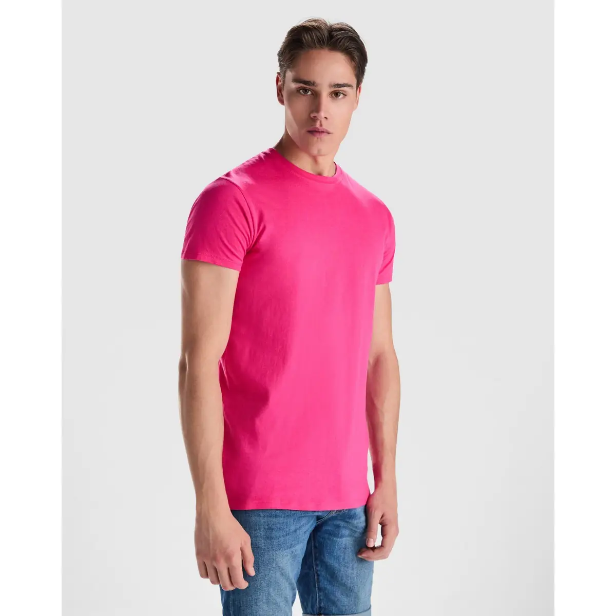 Camiseta de manga corta Hombre Roly ATOMIC 150 1 Camiseta Roly 6424 de manga corta en fucsia, vista frontal sobre un modelo.