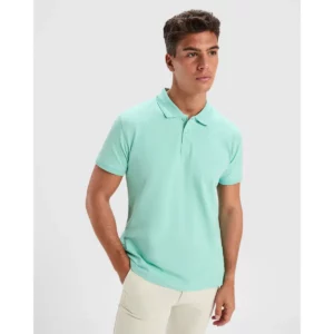 Polo Roly WOS en verde menta, vista frontal con modelo