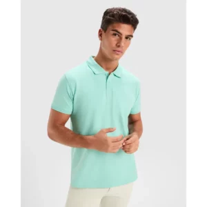 Polo Roly WOS en verde menta, vista frontal con modelo