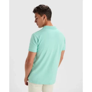 Polo Roly WOS en verde menta, vista trasera con modelo