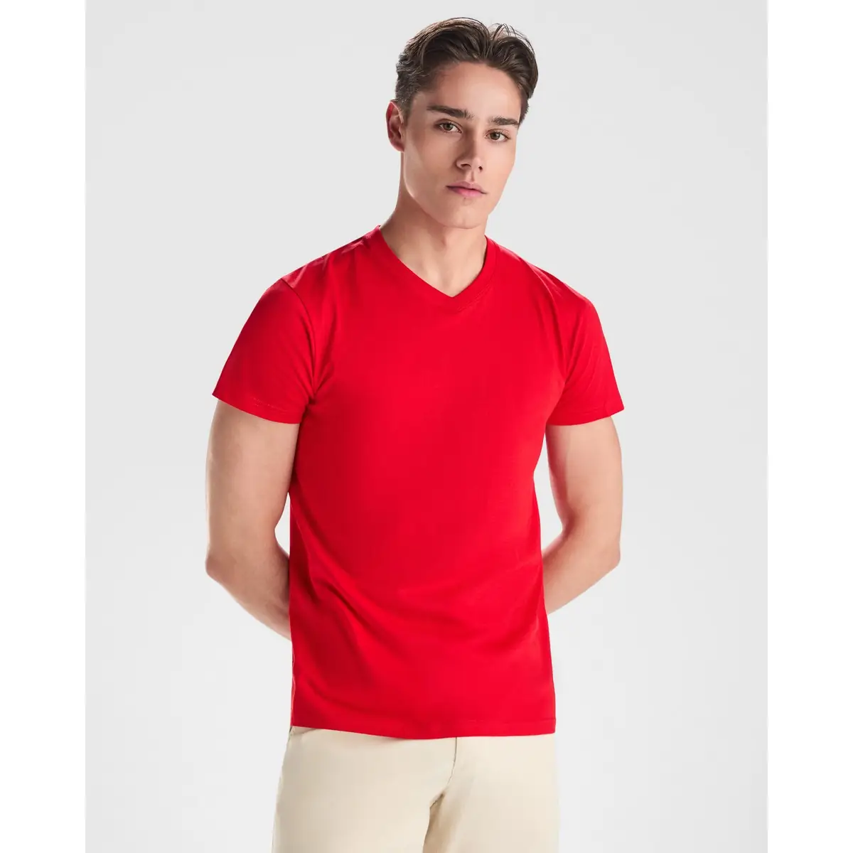 Camiseta de manga corta Hombre Roly SAMOYEDO 1 Camiseta Roly 6503 de manga corta en rojo, vista frontal sobre un modelo.