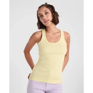 Camiseta Roly 6517 de tirantes en amarillo claro, vista frontal sobre una modelo.