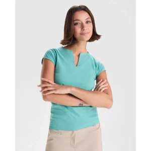 Camiseta Roly 6532 de manga corta en verde turquesa, vista frontal sobre una modelo.