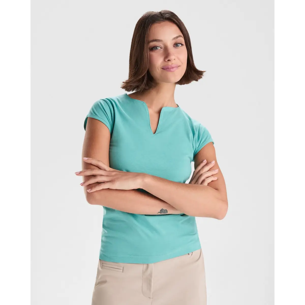 Camiseta de manga corta Mujer Roly BELICE 1 Camiseta Roly 6532 de manga corta en verde turquesa, vista frontal sobre una modelo.