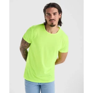 Camiseta Roly 6534 de manga corta en verde lima, vista frontal sobre un modelo.