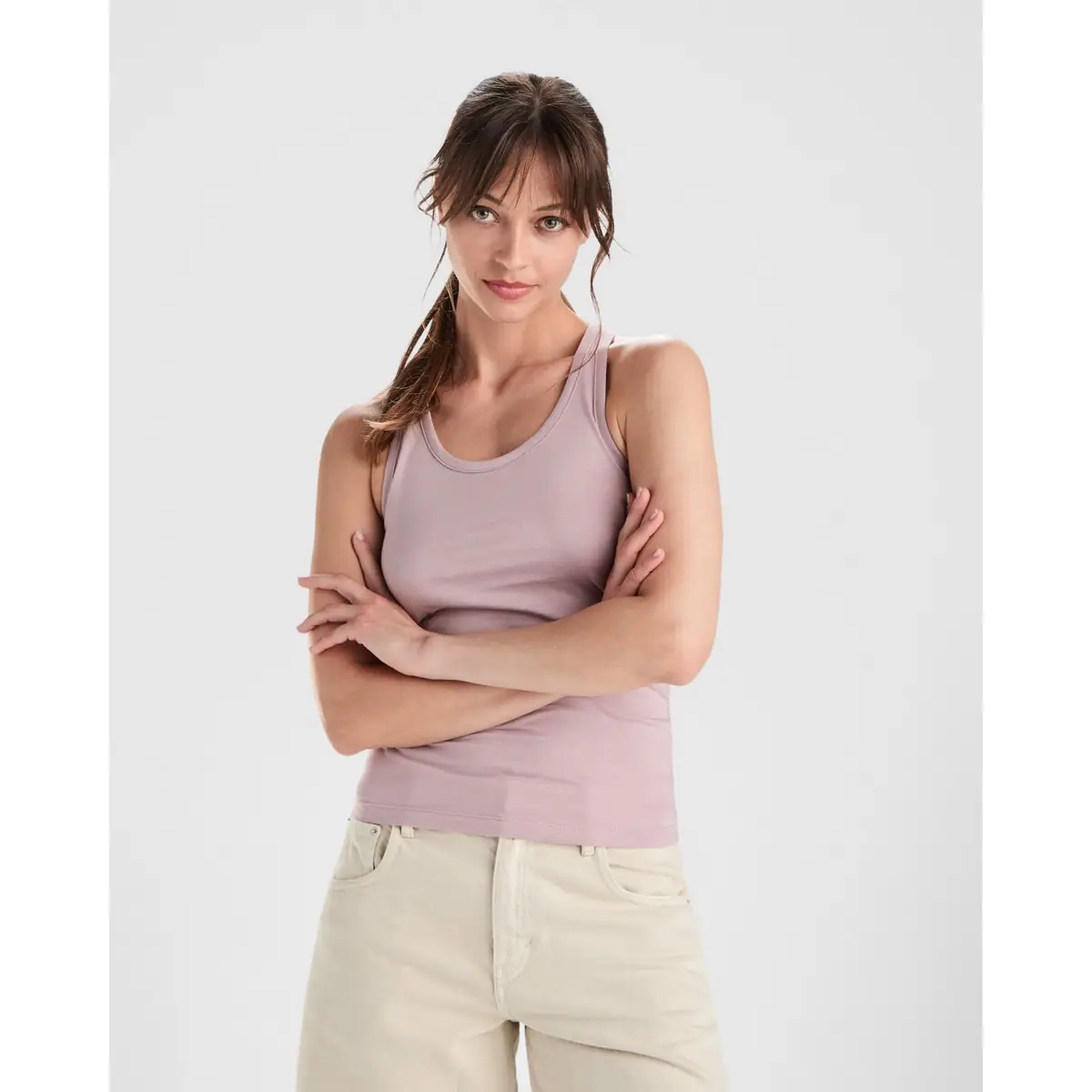 Camiseta de tirantes Mujer Roly BRENDA 1 Camiseta Roly 6535 de tirantes en malva claro, vista frontal sobre una modelo.