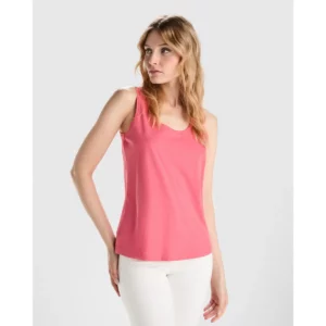 Camiseta Roly 6536 de tirantes en rosa coral, vista frontal sobre una modelo.