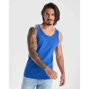 Camiseta Roly 6545 de tirantes en azul, vista frontal sobre un modelo.