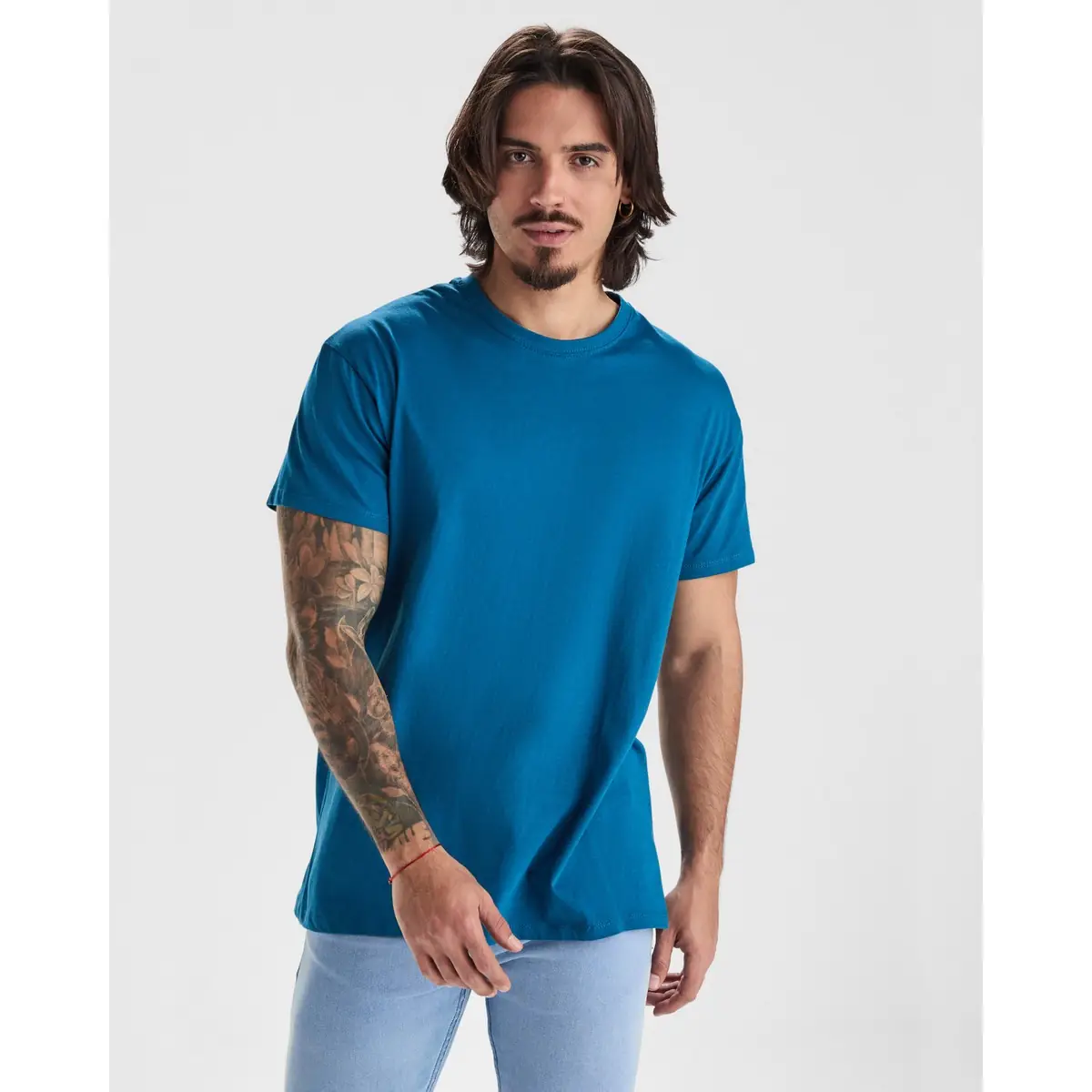 Camiseta de manga corta Unisex Roly BEAGLE 1 Camiseta Roly 6554 de manga corta en azul petróleo, vista frontal sobre un modelo.
